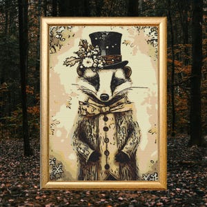 Può includere: Un dipinto di un tasso che indossa un cappello a cilindro e un papillon. Il tasso è in piedi in un ambiente boschivo. Il dipinto è incorniciato in oro.