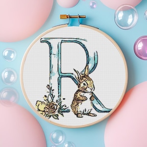 Patrón de punto de cruz con la letra R de conejo rústico / Bordado con alfabeto campestre encantador / Decoración acogedora para el hogar / Compatible con Pattern Keeper