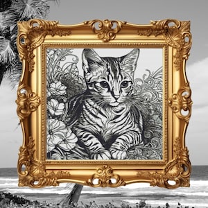 Pode incluir: Uma ilustração em preto e branco de um gato tigrado em uma moldura dourada adornada. O gato está rodeado por intrincados desenhos florais.