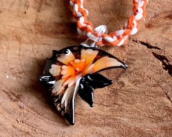 Collier en chanvre fait main avec pendentif poisson tropical en verre soufflé ! Unisexe, Boho, Hippie, Trippy - Idée cadeau parfaite pour lui ou elle !