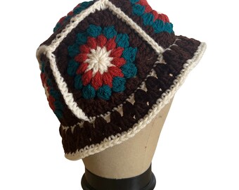 Handgemaakte gehaakte oma vierkante bucket hat - op bestelling gemaakt - Boho Chic All-Season hoed. Het is een uniek cadeau voor hem of voor haar.