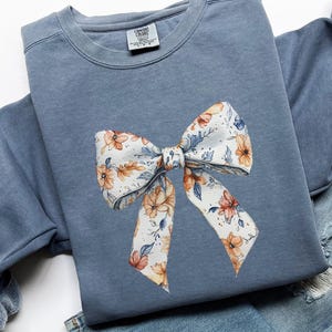 Floral Bow Coquette Sweatshirt - Süßes Blumenmuster, Floral Pullover, Trendy Sweatshirt, Bow Rundhalsausschnitt, Leichter Pullover, Comfort Farben