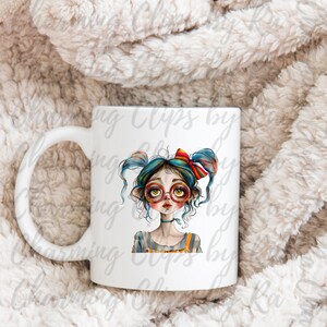 Puede incluir: Taza de cer&aacute;mica blanca con una ilustraci&oacute;n colorida de una ni&ntilde;a con cabello azul, usando grandes gafas redondas y una cinta de arco&iacute;ris.