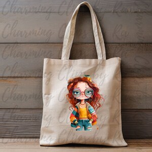 Puede incluir: Una bolsa de tela beige con una ilustraci&oacute;n colorida de una ni&ntilde;a con el pelo largo y rojo que lleva gafas redondas, un jersey amarillo y unos vaqueros azules. La ni&ntilde;a lleva una peque&ntilde;a bolsa en su mano derecha.