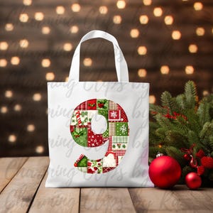 Peut inclure: Sac fourre-tout blanc avec un motif de num&eacute;ro neuf en patchwork rouge et vert. Le num&eacute;ro est compos&eacute; de diff&eacute;rents carr&eacute;s de tissu sur le th&egrave;me de No&euml;l.