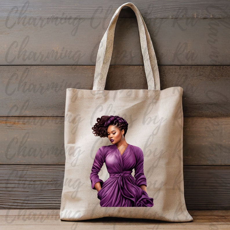 Op de afbeelding: Een tote bag met een ontwerp van een vrouw met donkerbruin haar en een paarse jurk. De vrouw kijkt naar beneden en heeft haar hand in haar zak.