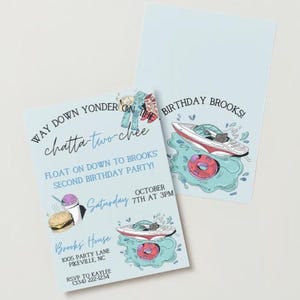 Puede incluir: Una invitación a una fiesta de cumpleaños azul y blanca con una ilustración de dibujos animados de un barco, una dona y un cono de nieve. El texto de la invitación dice: "Way down yonder on the chatta-two-chee, Float on down to Brooks Second Birthday Party! Saturday, October 7th at 3PM, Brooks House, 1005 Party Lane, Pikeville, NC, RSVP to Kaylee (334) 222-8234".