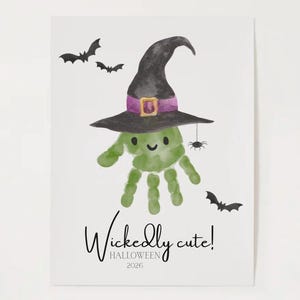 Op de afbeelding: Een witte print met een groen handafdruk-figuurtje dat een zwarte heksenhoed met een paarse band en gouden gesp draagt. Een kleine spin hangt aan de hoed. Drie zwarte vleermuizen en de tekst Wickedly cute! HALLOWEEN 2026.
