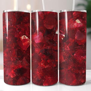 Può includere: Tre bicchieri in acciaio inossidabile con un design in vetro rosso tritato, simile a un rubino.