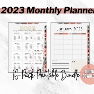 以下が含まれることがあります： 2023年の月間プランナーバンドル。年間カレンダーと2023年1月の月間プランナーページが含まれています。デザインは、ピンク、グレー、ホワイトのフラワーパターンが特徴です。