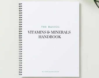 Könnte beinhalten: Ein weißes Spiralblock mit dem Titel "The Basics: Vitamins & Minerals Handbook" in schwarzer Schrift.