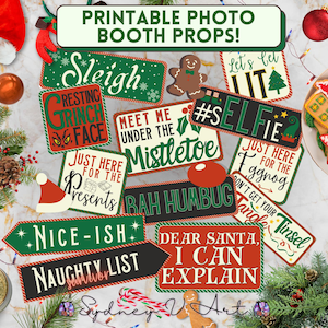 以下が含まれることがあります： クリスマスのフォトブースの小道具のセットで、お祝いのデザインとテキストが印刷されています。小道具には、「Sleigh」、「Resting Grinch Face」、「Meet Me Under The Mistletoe」、「Just Here For The Presents」、「Bah Humbug」、「Nice-ish」、「Naughty List」、「Let's Get Lit」、「#Selfie」、「Just Here For The Eggnog」、「Don't Get Your Tangle In My Tinsel」、「Dear Santa, I Can Explain」などのフレーズが含まれています。