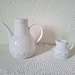 Könnte beinhalten: Rustikales Holzschild mit dem Text "Welcome to our home" in handschriftlichem Stil. Das Schild hat eine Used-Optik und ein schlichtes, einladendes Design, perfekt für eine Veranda oder einen Eingangsbereich.