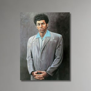 Puede incluir: Un retrato enmarcado de un hombre con un traje gris y una camisa con cuello azul claro. La pintura se exhibe en una pared gris sobre un sofá de cuero marrón. También se ven una lámpara de pie y una pequeña mesa auxiliar con una planta.