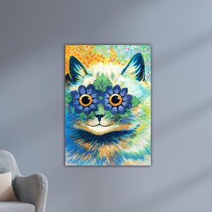 Può includere: Ritratto colorato di un gatto con tonalità blu, verdi e gialle. Il gatto indossa occhiali a forma di fiore blu e ha grandi occhi arancioni. L'opera d'arte è una rappresentazione stravagante e vibrante di un felino.