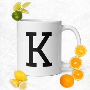 Personalisierte Monogramm Buchstabe K Tasse, Anfangstasse, weiße glänzende Geschenktasse