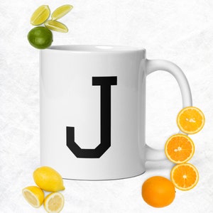 Tazza monogramma personalizzata con lettera J, tazza iniziale, tazza regalo bianca lucida