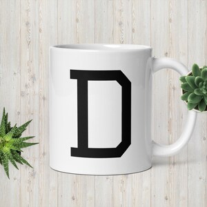 Taza personalizada con la letra D del monograma, taza de regalo blanca brillante