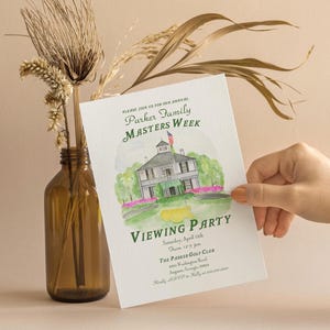 Puede incluir: Una tarjeta de invitación verde y blanca con una ilustración de acuarela de una casa y un campo de golf. El texto en la tarjeta dice "Por favor, únase a nosotros para nuestra semana anual Parker Family Masters Week Viewing Party Sábado, 12 de abril de 1:00 a 5:00 pm The Parker Golf Club 2000 N. Washington Road Augusta, Georgia 30907 Por favor, confirme su asistencia antes del 5 de abril a Kelly en [email protected]"