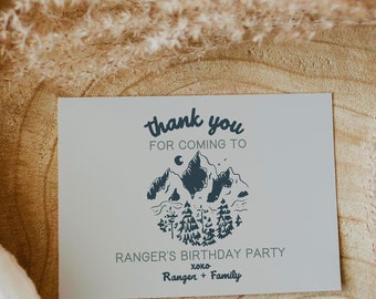 Op de afbeelding: Een bedankkaartje met een berglandschap en de tekst "Bedankt voor je komst naar Rangers verjaardagsfeestje xoxo Ranger + Familie".