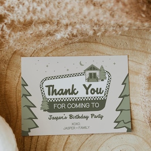 Modèle de carte de remerciement Un campeur heureux, anniversaire sur le thème du camping, mot de remerciement, modifiable merci, anniversaire dans un parc national