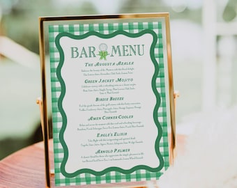 Pode incluir: Um sinal xadrez verde e branco com um gráfico de bola de golfe e o texto "Bar Menu". O sinal lista diferentes bebidas com nomes relacionados ao golfe como "The Augusta Azalea", "Green Jacket Mojito", "Birdie Breeze", "Amen Corner Cooler", "Eagle's Elixir" e "Arnold Palmer".