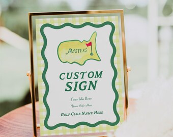 Puede incluir: Un cartel con marco dorado y fondo a cuadros verde y blanco. El cartel dice "Masters" con una ilustración de campo de golf verde y amarillo. También dice "Custom Sign" con el texto "Your Info Here" y "Golf Club Name Here".
