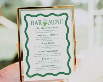 Pode incluir: Um menu de bar verde e branco com um design de bola de golfe. O menu lista bebidas com nomes como "The Augusta Azalea", "Green Jacket Mojito", "Birdie Breeze", "Amen Corner Cooler", "Eagle's Elixir" e "Arnold Palmer".