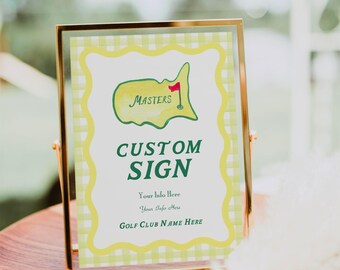 Puede incluir: Un cartel con marco dorado y fondo a cuadros verde y amarillo. El cartel presenta una ilustración verde y amarilla de un campo de golf con la palabra "MASTERS" en texto verde. El cartel también incluye el texto "CUSTOM SIGN", "Your Info Here", "Your Info Here" y "GOLF CLUB NAME HERE".