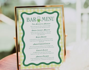 Pode incluir: Um menu de bar com moldura dourada e fundo xadrez verde e branco. O menu lista bebidas com nomes relacionados ao golfe, como "The Augusta Azalea", "Green Jacket Mojito" e "Birdie Breeze".
