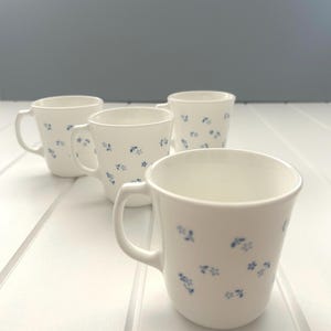 Kubki Corning Provincial Blue | Zestaw 4 | Vintage Corelle Floral | Można używać w kuchence mikrofalowej | Cottagecore | Nowoczesny dom wiejski | Niebieski i biały
