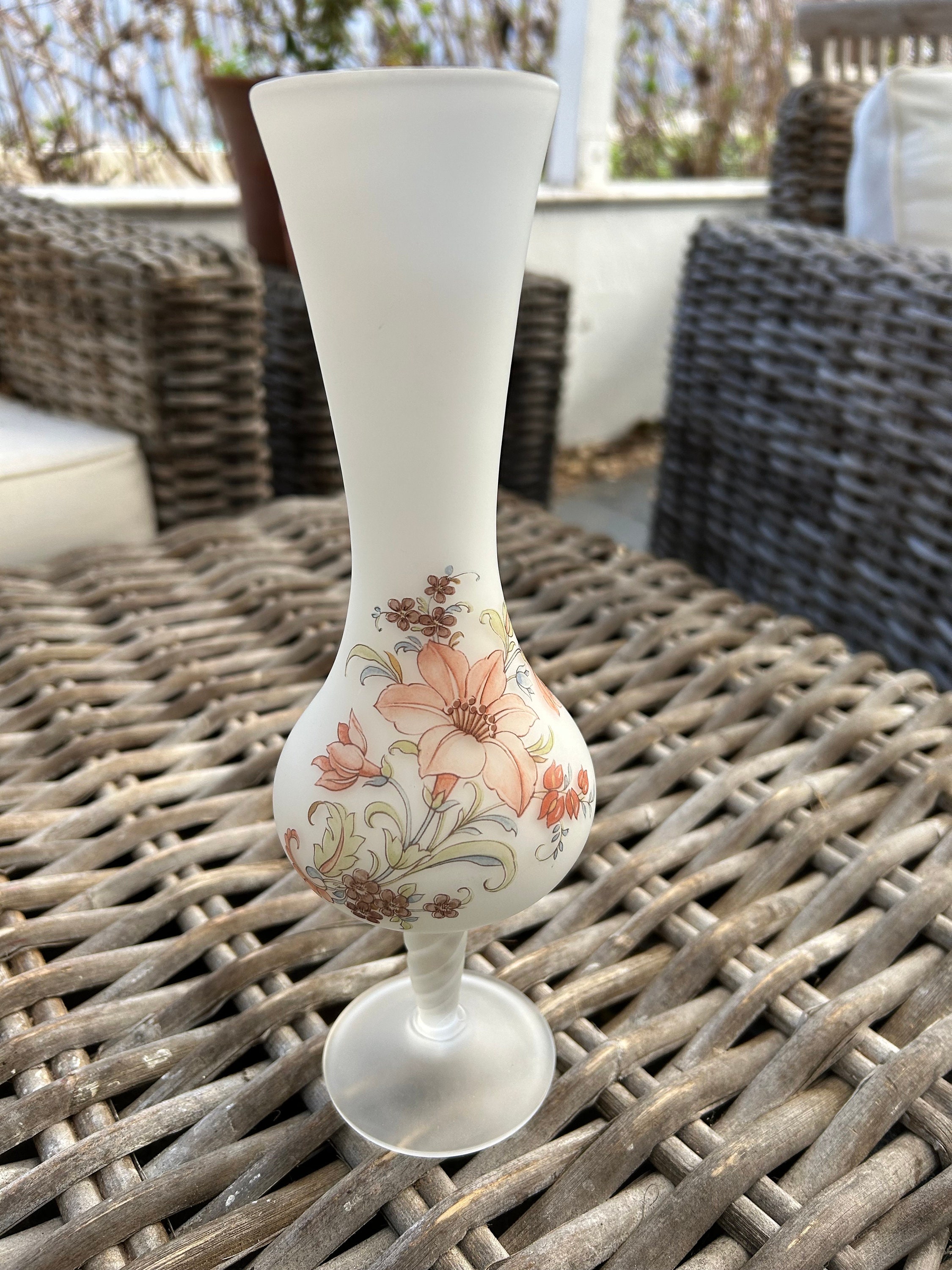 すりガラスの花瓶 | ねじれた台座デザイン | 装飾的な白いサテンガラス