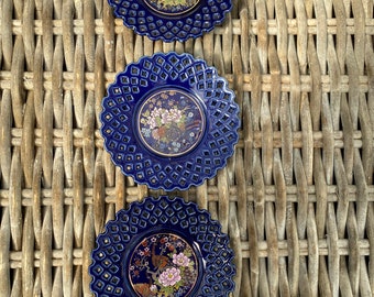 Vintage japanisches retikuliertes Porzellanteller-Set | Kobaltblauer und goldener Pfau | Handbemalte Moriage-Details | Sammlerstück aus den 1970er Jahren