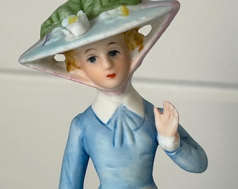Porcelanowa figurka damy w niebieskiej sukience – 14,5 cm