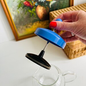 Vintage 1990s Bodum Assam Tea Press | Vibrant Blue Teapot | Danish Design | Heat-Resistant Glass | 1L Capacity | Scandinavian Kitchen Decor image 7
