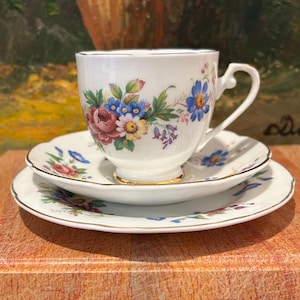 Trío Royal Grafton / Taza de té, platillo y plato / Porcelana fina / Flores de primavera de 1957 / Hecho en Inglaterra