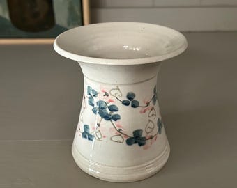 Vaso in ceramica fatto a mano / Ceramica artigianale firmata da un artista australiano / Motivo floreale blu e rosa / Smalto beige / Regalo / Arredamento per la casa