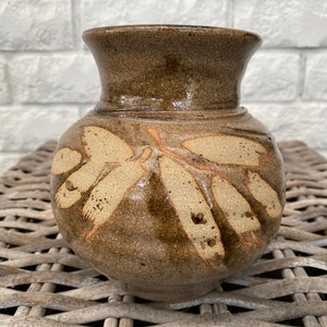 Handcrafted Pottery Vase | Vintage Earthy Brown Leaf Design | Unique Ribbed Home Decor | 15 cm Tall