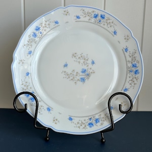 Arcopal | Romantique | Set of 4 Dinner Plates and Set of 2 Side Plates | 1980&#39;s French Dinnerware | Milk Glass | Blue Yellow White Floral