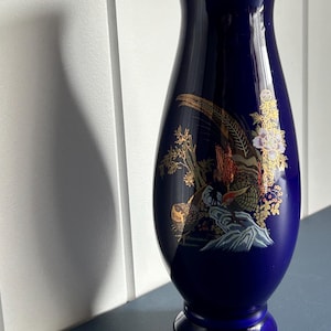 Jarrón azul cobalto de inspiración kutani con faisanes dorados y motivos florales, decoración de porcelana, estilo vintage, estilo chinoiserie.