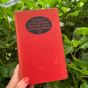Cassell&#39;s Latein-Englisch, Englisch-Latein Schul-Wörterbuch | Ausgabe 1939 | Vintage Nachschlagewerk | Rotes Buch Styling | Wohndekor