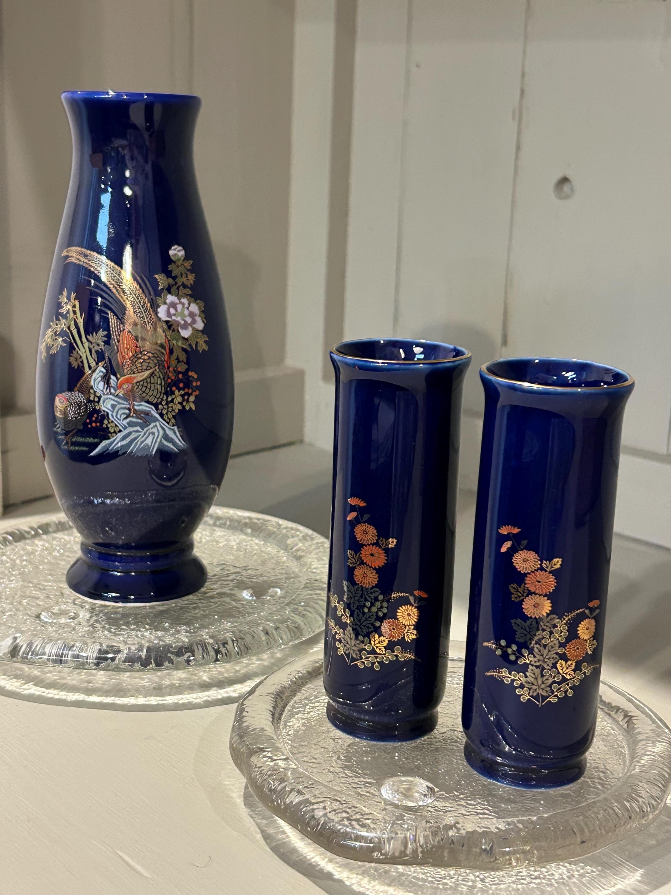コバルトブルー磁器花瓶 ペア | 九谷焼花模様 | 金彩トリム | 1960年代