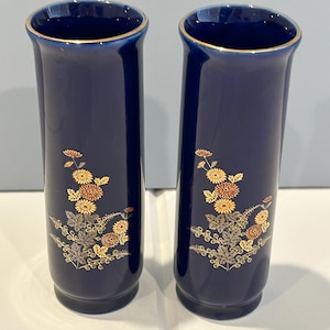 Par de jarrones de porcelana azul cobalto / Diseño floral estilo Kutani / Adornos dorados / Artículos de exportación de Taiwán de las décadas de 1960 y 1980 / Jarrones cilíndricos con forma de capullo / Juego