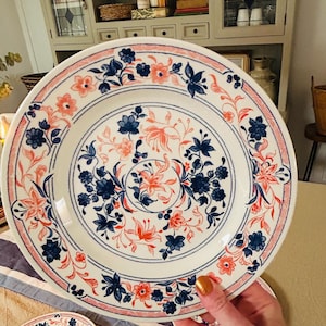 Churchill | Wzór Imari | Zestaw 4 szt. | Talerze obiadowe | Kwiatowy, niebiesko-czerwony | Wyprodukowano w Anglii | Vintage | Maksymalistyczny | Wyrazista zastawa stołowa