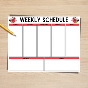 Op de afbeelding: Een afdrukbare weekplanner met een rood-wit kleurenschema. De planner heeft een titel die "Weekly Schedule" zegt en is versierd met een cartoon afbeelding van sportuitrusting. De planner is verdeeld in zeven secties voor elke dag van de week.