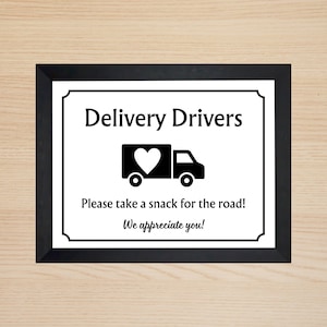 Puede incluir: Un cartel en blanco y negro con el texto "Delivery Drivers" y una ilustración en blanco y negro de un camión de reparto con un corazón en la parte trasera. El texto debajo de la ilustración dice "Please take a snack for the road! We appreciate you!"