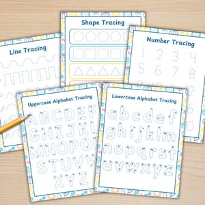 Puede incluir: Un conjunto de hojas de trabajo educativas para niños. Las hojas incluyen ejercicios de trazado de líneas, formas, números, letras mayúsculas y minúsculas. Las páginas son blancas con contornos azules y bordes decorativos.