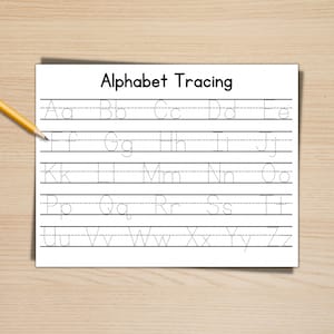 Pode incluir: Uma folha de trabalho imprimível em preto e branco com o alfabeto em letras maiúsculas e minúsculas para traçar. As letras estão dispostas em linhas com linhas pontilhadas para traçar.