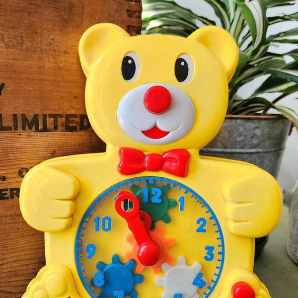 Vintage Megcos 1001 Yellow Teddy Bear Toy Learning Time Educational Toy Clock. Baby and young kids toys Horloge d'apprentissage pour enfants