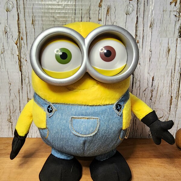 DESPICABLE ME BOB Collectible Plush Les Minions Universal Studio, Illumination Entertainment. Two different eyes. One brown, one green. 23cm